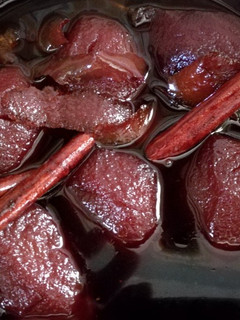 Una foto de Peras al vino tinto