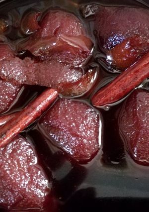 Una foto de Peras al vino tinto