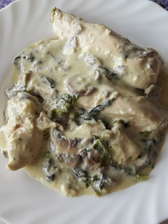 Una foto de Pechugas de pollo con espinacas y champiñones