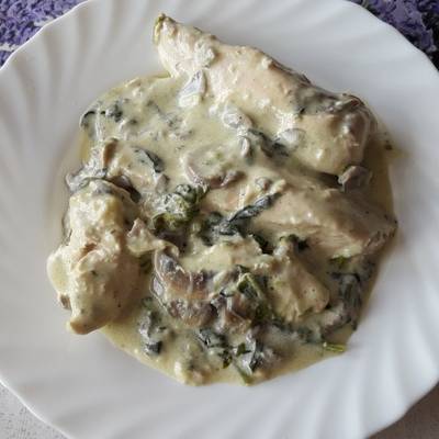 Pechugas de pollo con espinacas y champiñones Receta de Maria Amparo  Aranda- Cookpad