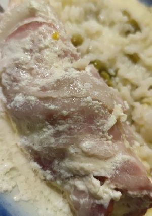 Baconbe tekert csirkemell tejfölösen recept fotója