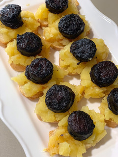 Una foto de Tostas de manzana y morcilla