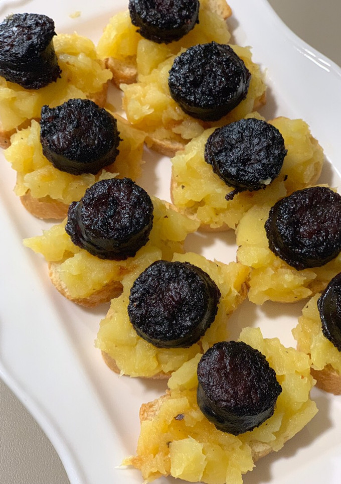 Una foto de Tostas de manzana y morcilla