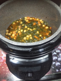 Una foto de Garbanzos con espinacas en olla gm h