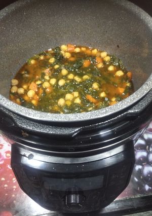 Una foto de Garbanzos con espinacas en olla gm h