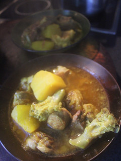 Una foto de Estofado de ternera con patatas, brócoli y alcachofas