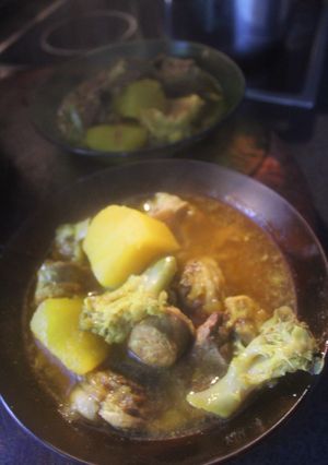 Una foto de Estofado de ternera con patatas, brócoli y alcachofas