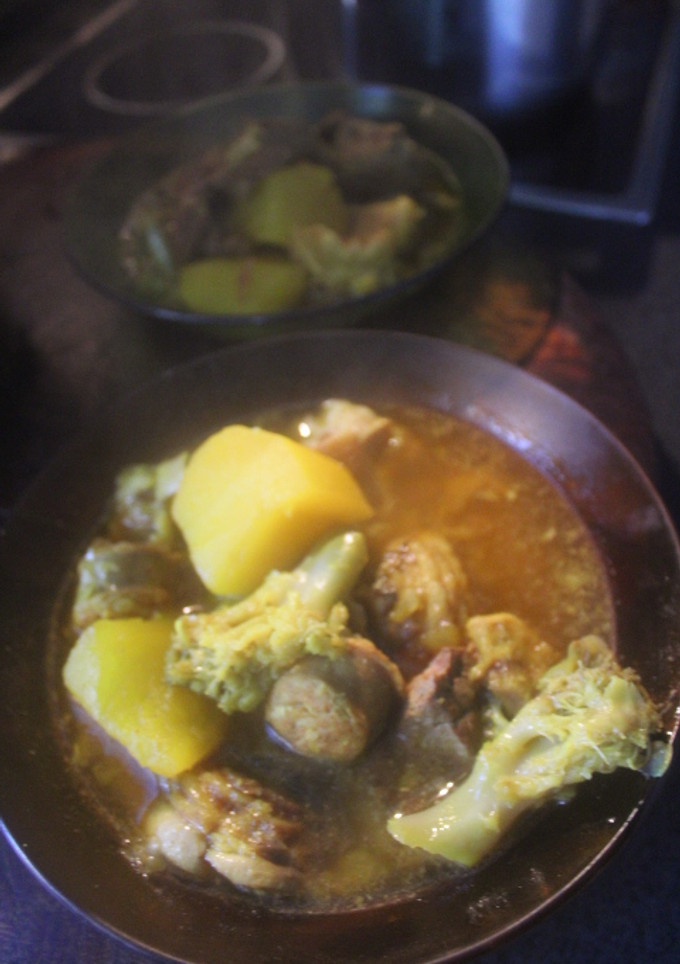 Una foto de Estofado de ternera con patatas, brócoli y alcachofas