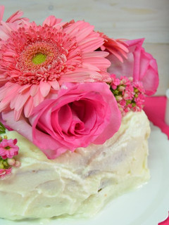 Una foto de Tarta de nata con flores naturales