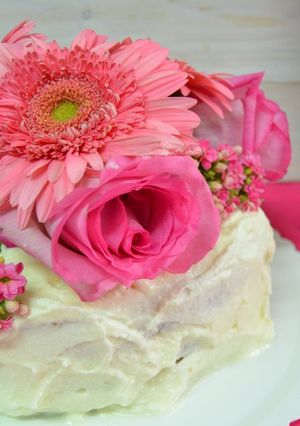 Foto principal de Tarta de nata con flores naturales