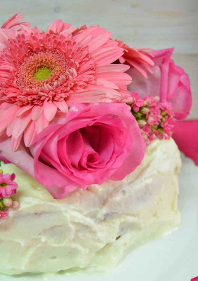 Una foto de Tarta de nata con flores naturales