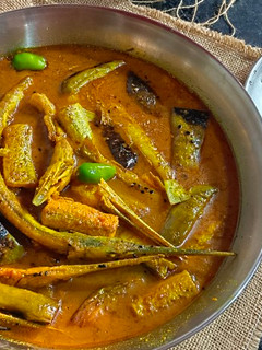 বেগুন দিয়ে কোকিলা মাছের ঝোল (begun diye kokila macher jhol recipe in Bengali) রেসিপির প্রধান ছবি