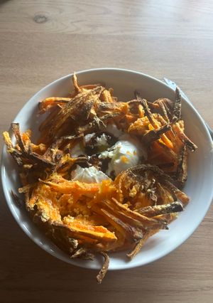 Une photo de Frites de Patate Douce avec Burrata