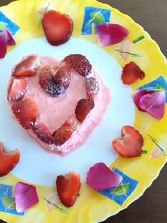 કોકોનટ સ્ટ્રોબેરી ડીલાઈટ (Coconut Strawberry Delight Recipe In Gujarati) રેસીપી મુખ્ય ફોટો