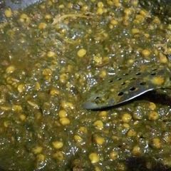 A picture of Palak with boiled chana dal.