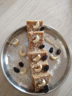 ઘઉં ના લોટ ની સુખડી(sukhdi recipe in Gujarati) રેસીપી મુખ્ય ફોટો