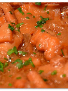 Una foto de Tiras de pota, o calamar, con salsa de tomate