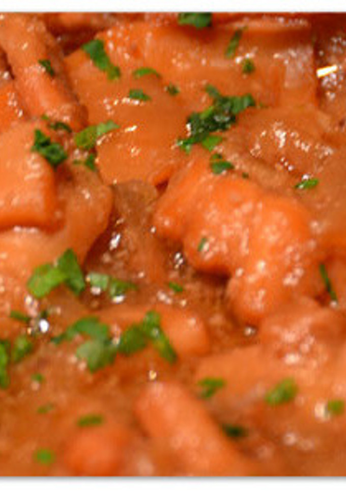 Una foto de Tiras de pota, o calamar, con salsa de tomate