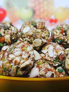 ख़जूर ड्राई फ्रूट्स लड्डू (Khajoor dry fruits laddu recipe in Hindi) रेसिपी मुख्य फोटो