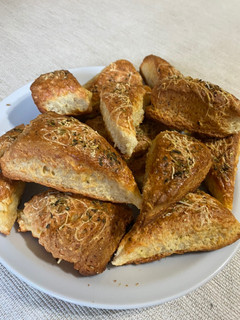 Una foto de Scones de queso🧀