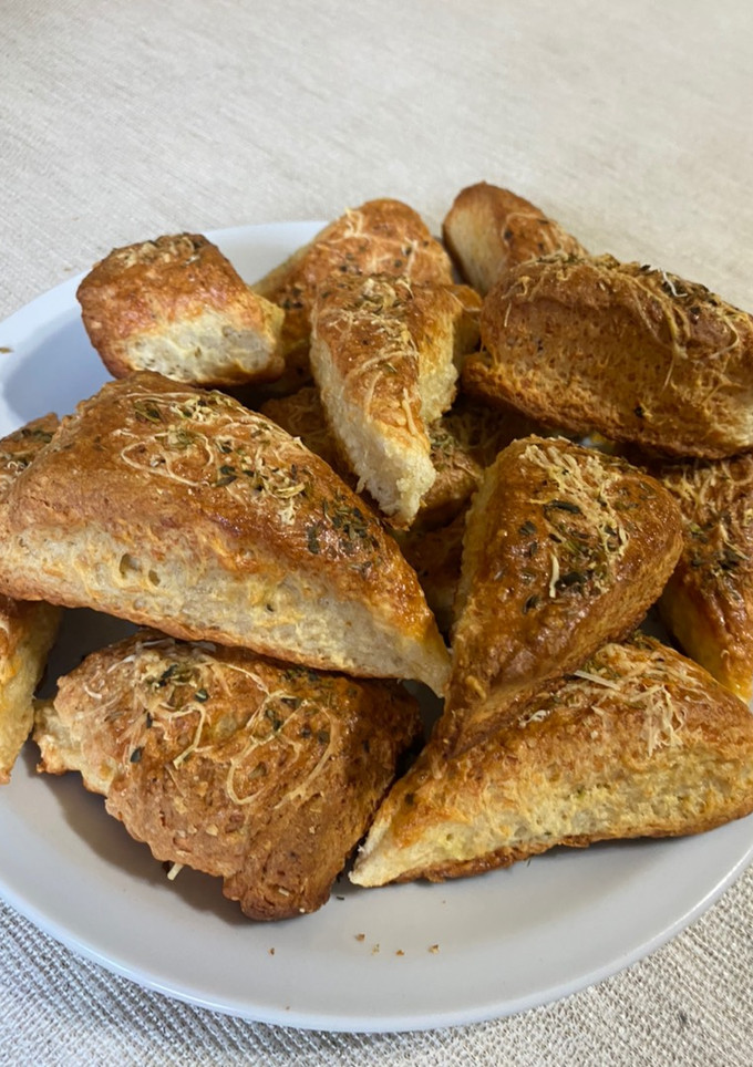 Una foto de Scones de queso🧀