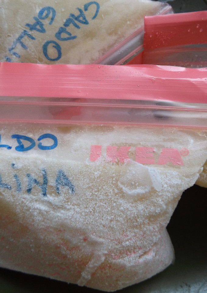 Una foto de Caldo de gallina casero para congelar
