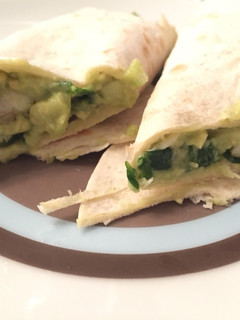 Una foto de Tortillas mejicanas con pollo y aguacate