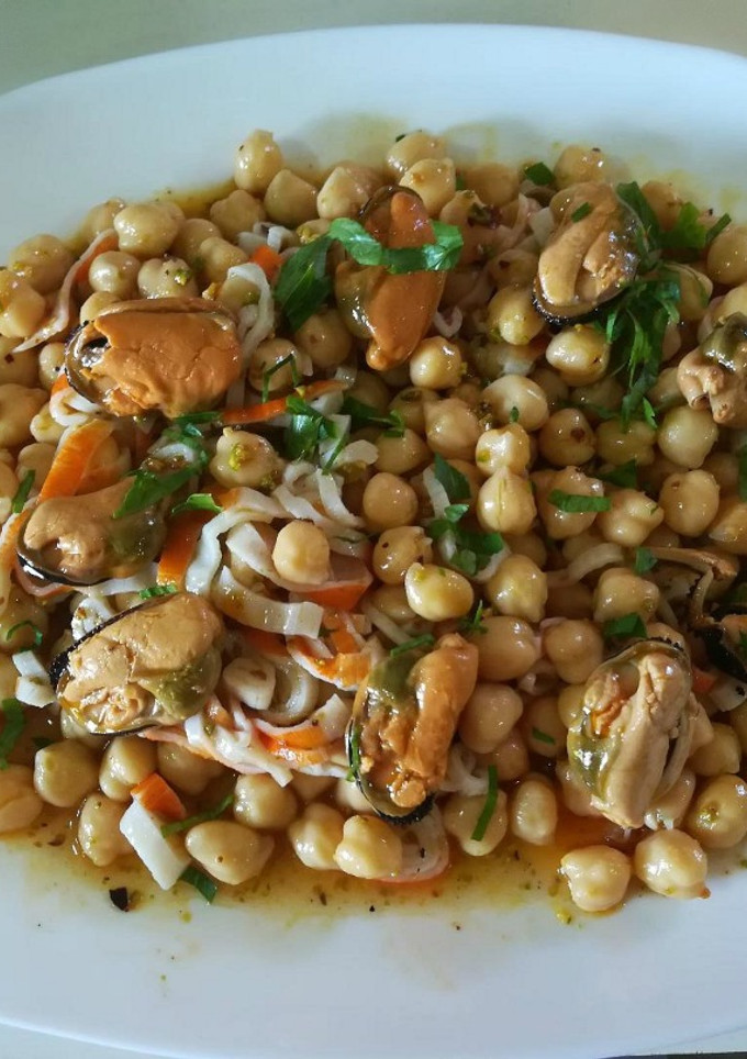Una foto de Ensalada de garbanzos y mejillones