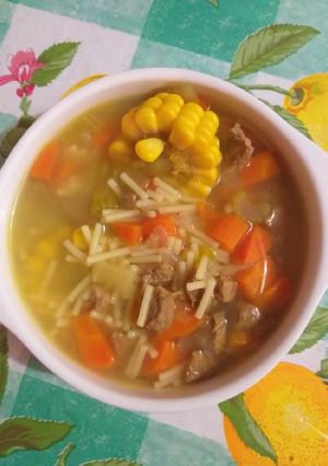 Una foto de Sopa de fideos con carne y jojotos