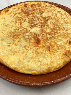 Una foto de Tortilla picante de patatas y guindillas 🌶️