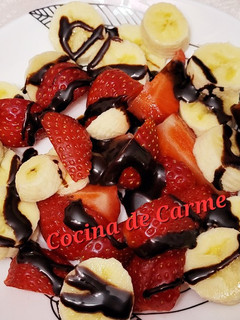 Una foto de Ensalada dulce de fresas y plátano con chocolate 🍓🍓🍌
