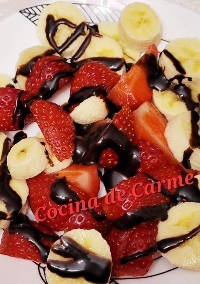 Una foto de Ensalada dulce de fresas y plátano con chocolate 🍓🍓🍌