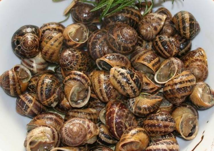 Hohlioi boubouristoi (snails in the skillet)