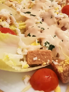 Una foto de Endivias con huevas de bacalao