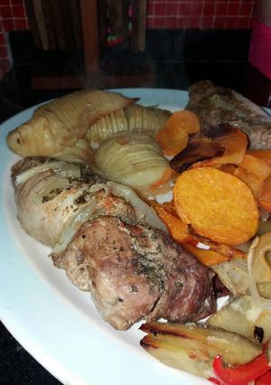 Una foto de Carne (vaca, pollo o cerdo) al horno, con vegetales