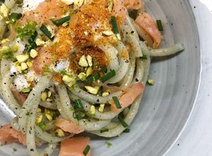Foto di Pici al lime e spirulina con salmone affumicato