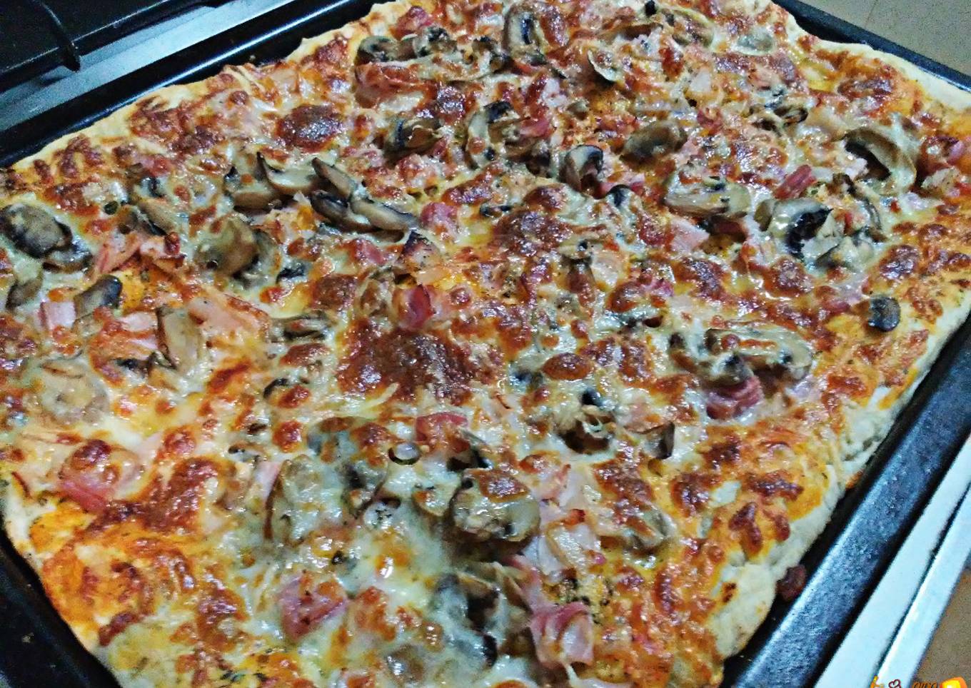 Pizza casera de bacon y champiñones