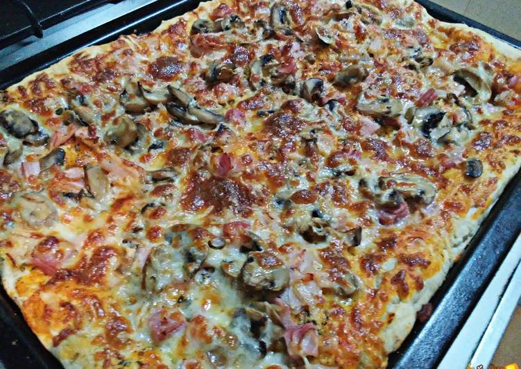 Pizza casera de bacon y champiñones