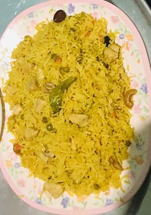 صورة لوصفة ارز 🍚 بسمتي بالخضار وقطع الفراخ والمكسرات 😋