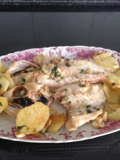 Una foto de Cabracho al horno con patatas