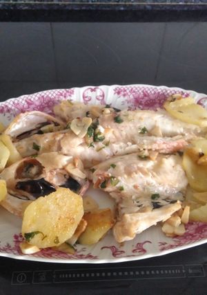 Una foto de Cabracho al horno con patatas