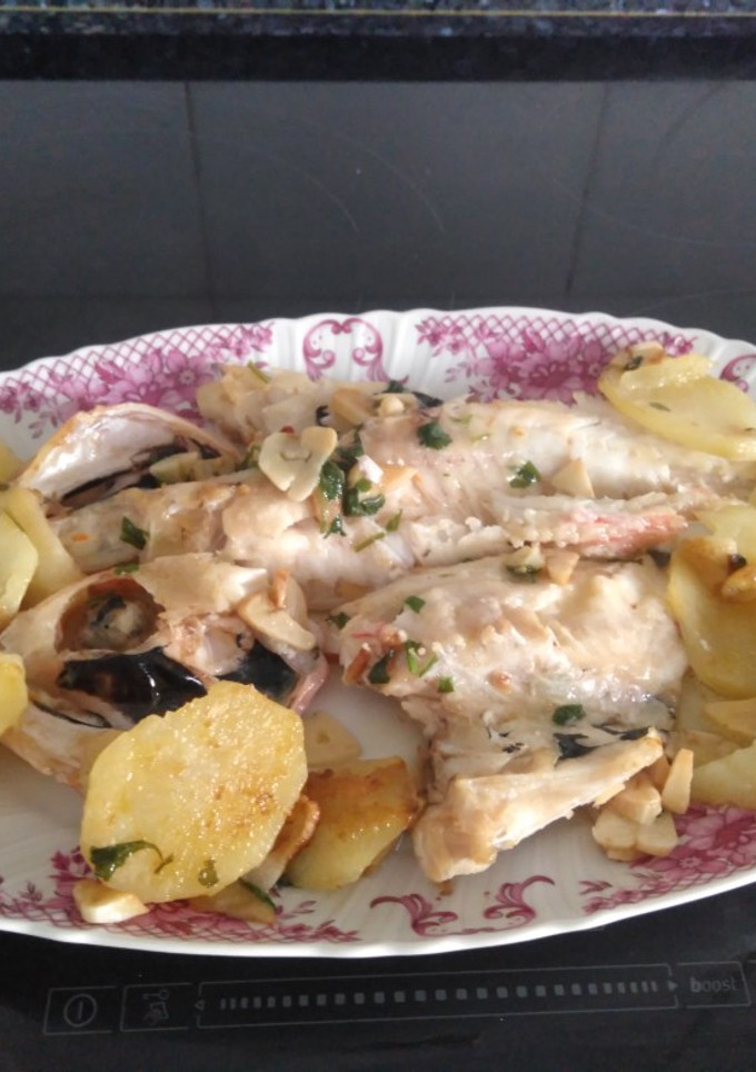 Una foto de Cabracho al horno con patatas