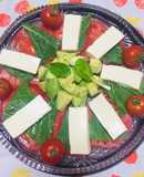 Ensalada de tomate con aguacate tofu