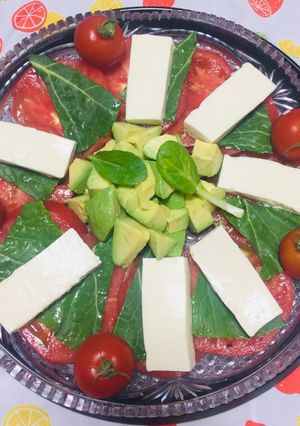 Una foto de Ensalada de tomate con aguacate tofu