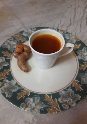 લીલી હળદરની ચા(Raw Turmeric Tea Recipe In Gujarati) રેસીપી મુખ્ય ફોટો