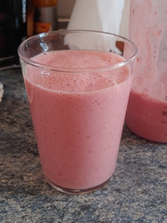 Una foto de Batido de fresa y plátano fácil