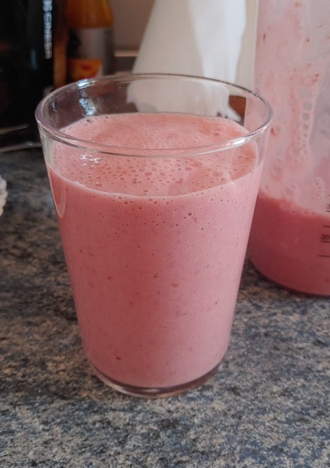 Una foto de Batido de fresa y plátano fácil