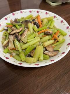 香辣芹菜炒蘑菇 的食譜成品照片