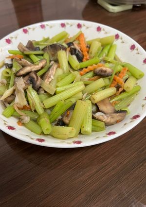 香辣芹菜炒蘑菇 的食譜成品照片