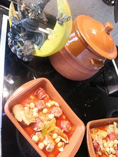 Una foto de Garbanzos con chorizo y tocino